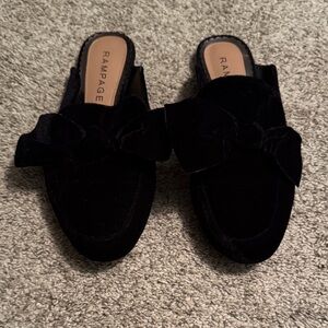 Rampage Women's Black Velvet Bow Mules